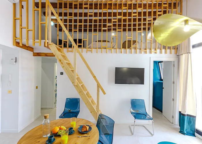 Spacious And Luxurious Mezzanine Apartment In Historic Center