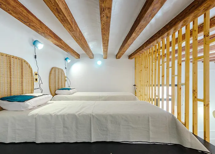 Spacious And Luxurious Mezzanine Apartment In Historic Center