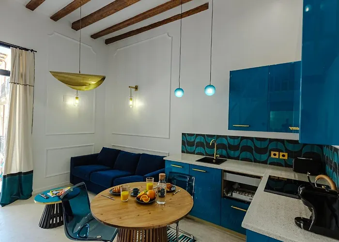 Spacious And Luxurious Mezzanine Apartment In Historic Center